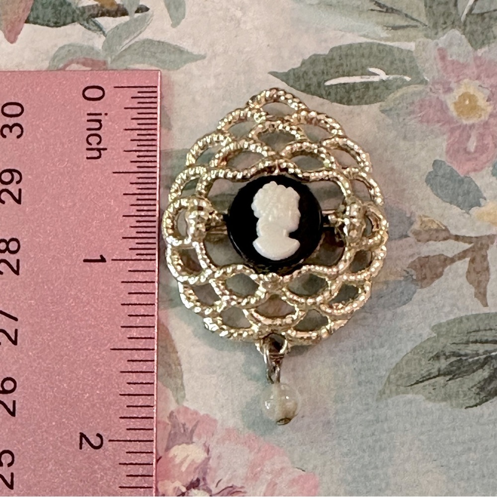 Vintage Black & White Cameo Dangle Brooch Set in Gold Tone Victorian Revival - Picture 5 of 8